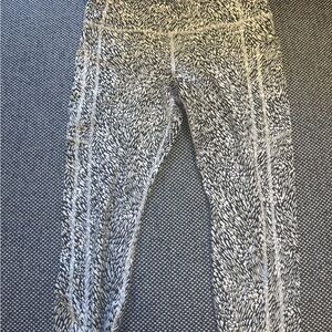 Athleta Ultimate Stash Black & White workout leggings. 7/8 length. Women’s L.